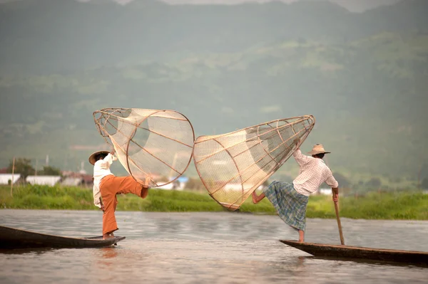 Tradiční rybářské sítí v Inle Lake, Myanmar. — Stock fotografie