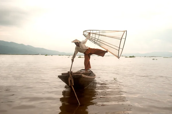 Traditionelles Fischernetzfischen im inle lake, myanmar. — Stockfoto