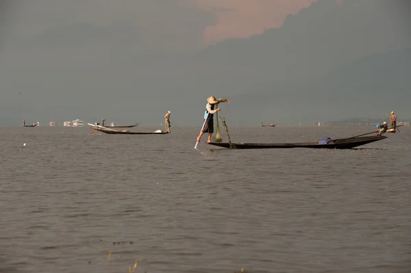 Traditional fishing by net in Inle lake,Myanmar. — Stock Photo, Image