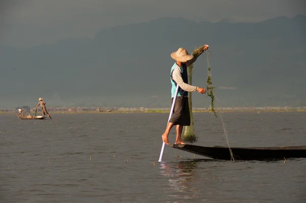 Traditional fishing by net in Inle lake,Myanmar. — Stock Photo, Image