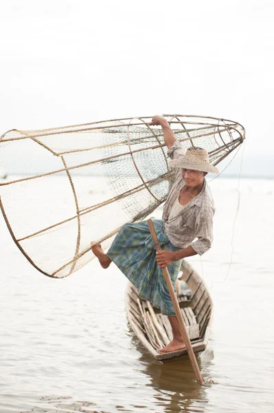 Traditional fishing by net in Inle lake,Myanmar. — Stock Photo, Image