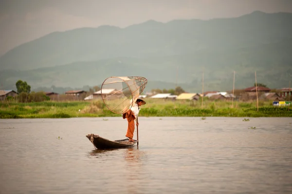 Pêche traditionnelle au filet dans le lac Inle, Myanmar . — Photo