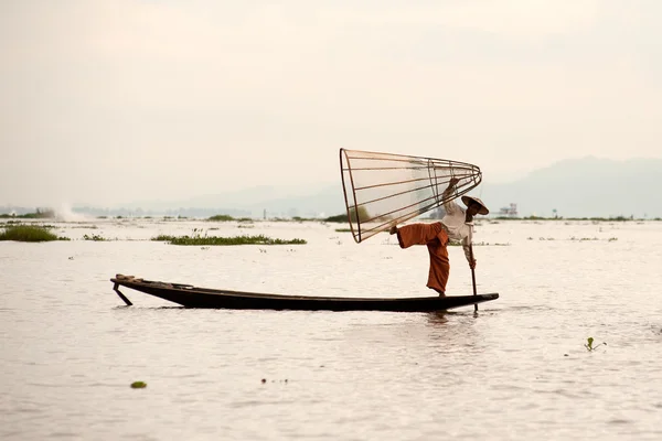 Pesca tradizionale a rete nel lago Inle, Myanmar . — Foto Stock