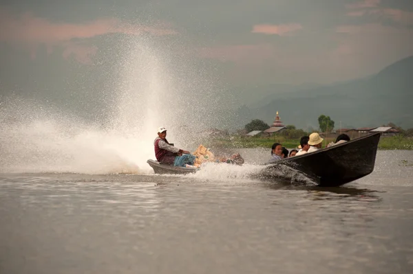 Transporte en Inle lake, Myanmar . —  Fotos de Stock