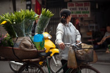 Çiçek sokak satıcısı Hanoi City, Vietnam. 