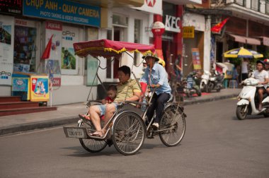 Hanoi, Vietnam bir cyclo alarak alanda kişi binmek.