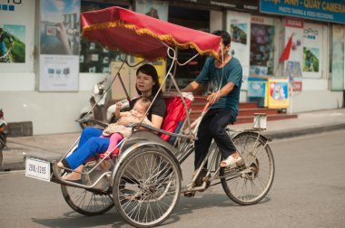 Hanoi, Vietnam bir cyclo alarak alanda kişi binmek.