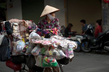 Hanoi, Vietnam için tipik sokak satıcısı.