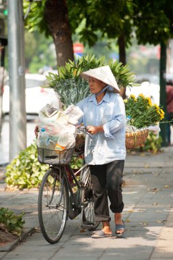 Hanoi, Vietnam için tipik sokak satıcısı.