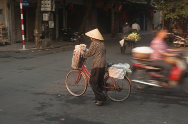 Hanoi, Vietnam için tipik sokak satıcısı.