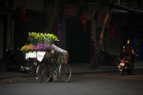 Çiçek sokak satıcısı Hanoi City, Vietnam. — Stok fotoğraf