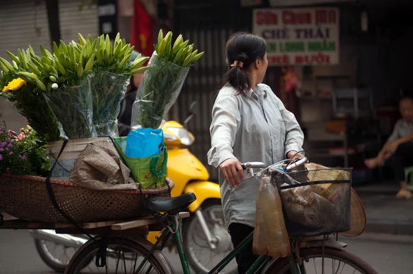 Flores vendedor de rua na cidade de Hanói, Vietnã . — Fotografia de Stock