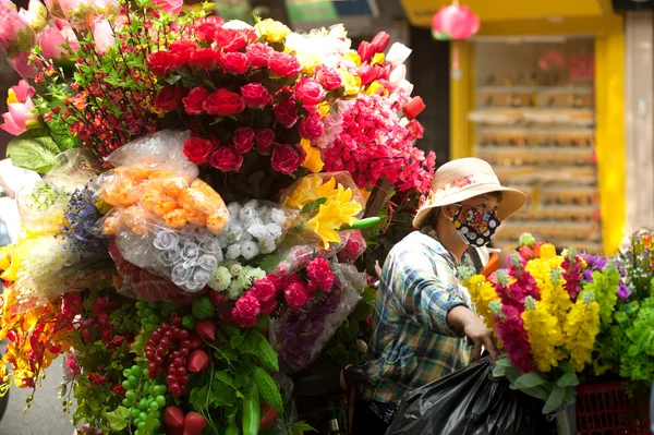 Çiçek sokak satıcısı Hanoi City, Vietnam. — Stok fotoğraf