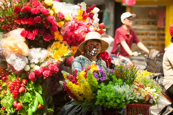 Flores vendedor de rua na cidade de Hanói, Vietnã . — Fotografia de Stock