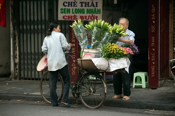 Vendedor callejero de flores en Hanoi city, Vietnam . — Foto de Stock