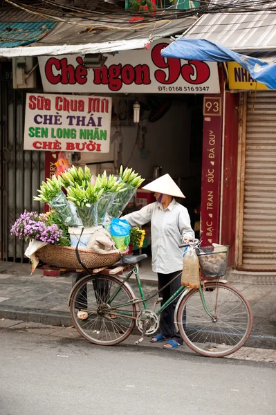 Çiçek sokak satıcısı Hanoi City, Vietnam. — Stok fotoğraf