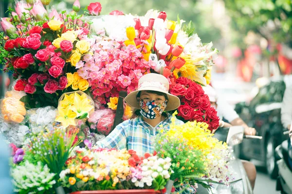 Flores vendedor de rua na cidade de Hanói, Vietnã . — Fotografia de Stock