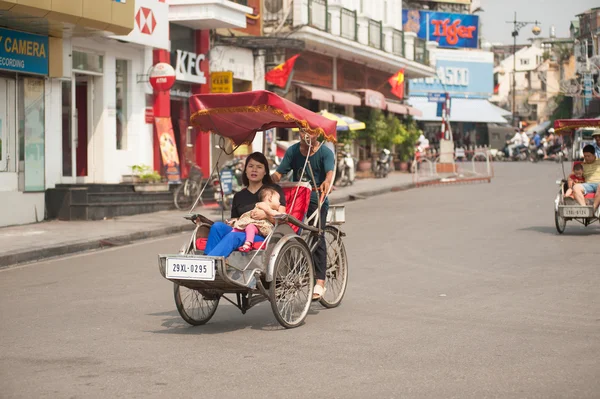 Lidé v oblasti přijímání cyklo jízda v Hanoi, Vietnam. — Stock fotografie