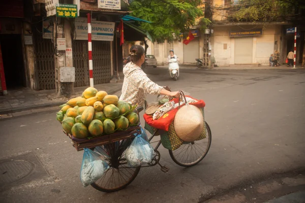 Vendedor de rua típico em Hanói, Vietnã . — Fotografia de Stock