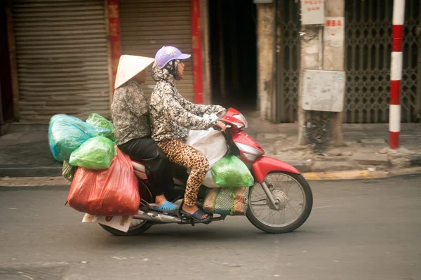 Typická ulice dodavatele v Hanoji, Vietnam. — Stock fotografie