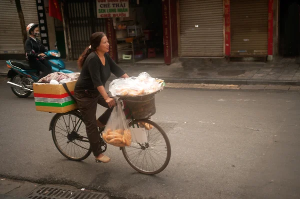 Tyypillinen katukauppias Hanoissa, Vietnamissa . — kuvapankkivalokuva