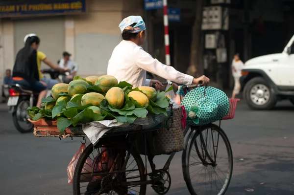 Tyypillinen katukauppias Hanoissa, Vietnamissa . — kuvapankkivalokuva