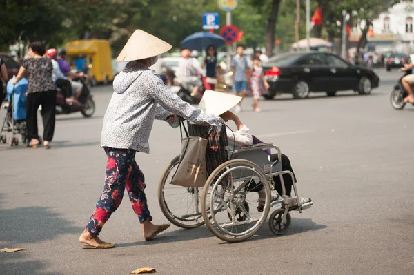 Cadeira de rodas na rua em Hanói, Vietnã . — Fotografia de Stock