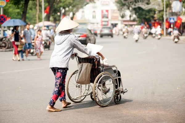 Pyörätuoli kadulla Hanoissa, Vietnamissa . — kuvapankkivalokuva