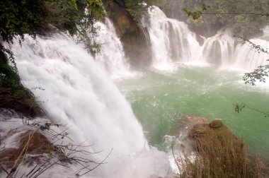 Çin'deki Datian şelale.