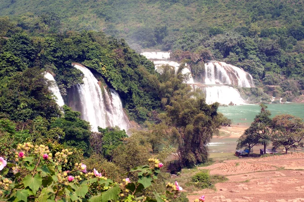 Ban Gioc Falls or Detian Falls are 2 waterfalls located of border on Vietnam and China. — Stock Photo, Image