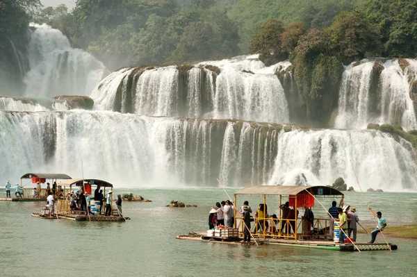 Tourist rafing on Datian waterfall in China. — Stock Photo, Image