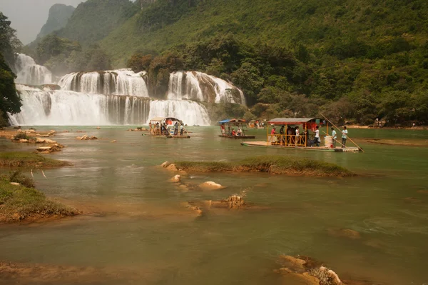 Datian waterfall ( Virtuous Heaven waterfall ) in China. — Stock Photo, Image