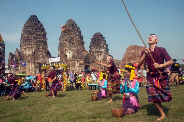 Traditional Thai dance in Thailand Monkey Party. — Stock Photo, Image