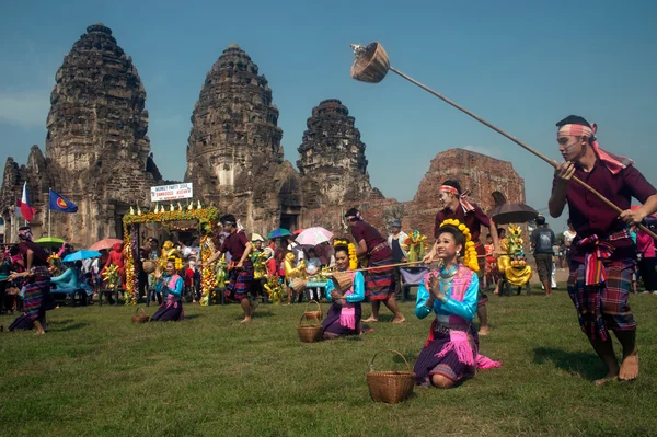 Traditionell thailändsk dans i Thailand Monkey Party. — Stockfoto