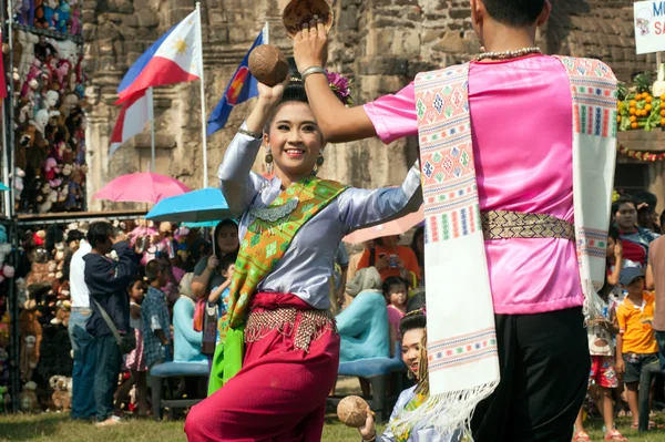 Traditionell thailändsk dans i Thailand Monkey Party. — Stockfoto