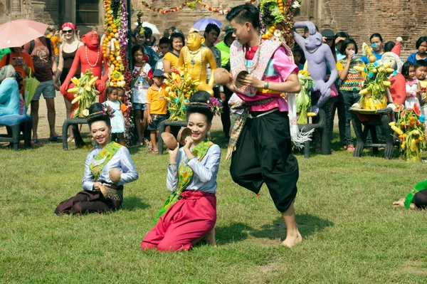 タイ猿パーティーで伝統的なタイ舞踊. — ストック写真