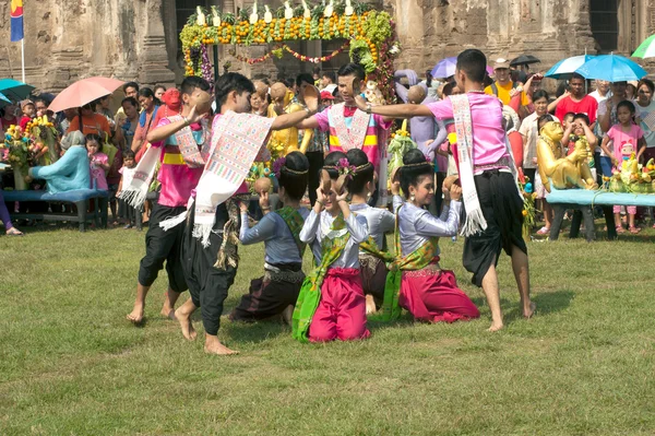 Traditionele Thaise dans in Thailand Monkey partij. — Stockfoto