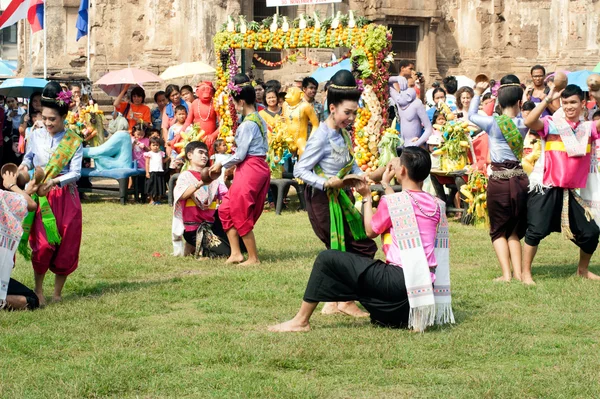 Traditional Thai dance in Thailand Monkey Party. — Stock Photo, Image