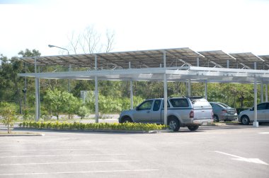 Araba park çatıda güneş pili.