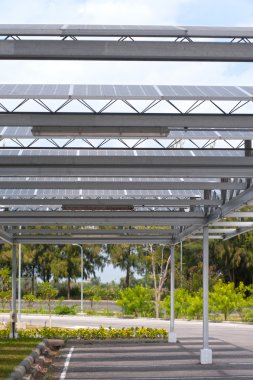 Araba park çatıda güneş pili.