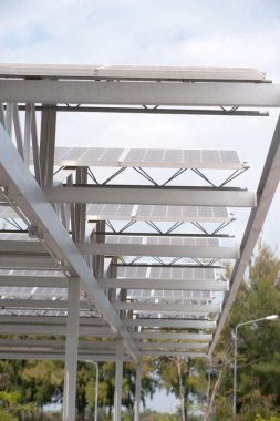 Araba park çatıda güneş pili.