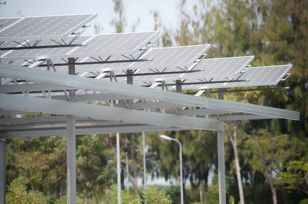 Célula solar en el techo del aparcamiento . —  Fotos de Stock