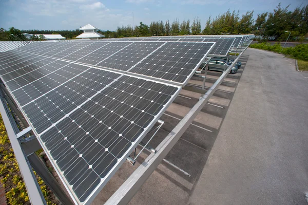 Zonnecel op dak op parkeerplaats. — Stockfoto