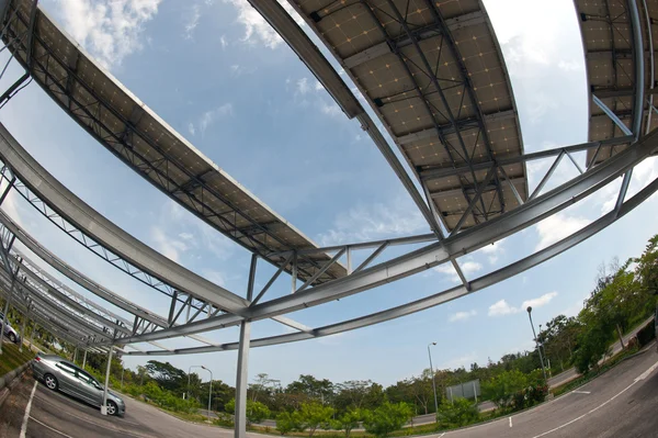 Célula solar no telhado no parque de estacionamento . — Fotografia de Stock