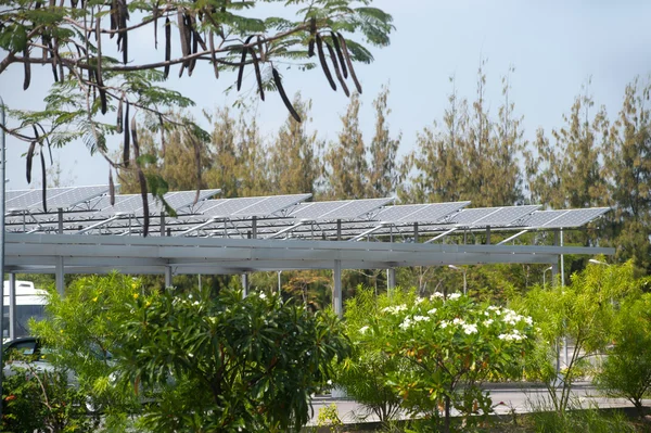 Solarzelle auf Dach auf Parkplatz. — Stockfoto