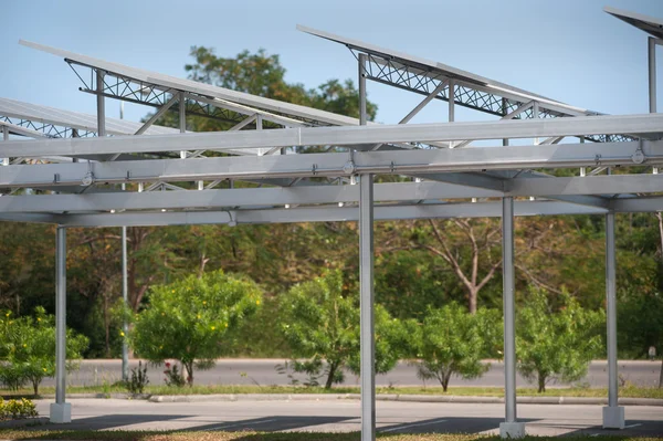 Célula solar en el techo del aparcamiento . —  Fotos de Stock