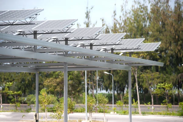 Célula solar no telhado no parque de estacionamento . — Fotografia de Stock