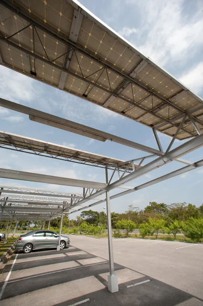 Solarzelle auf Dach auf Parkplatz. — Stockfoto