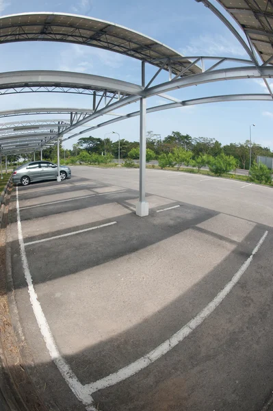 Solarzelle auf Dach auf Parkplatz. — Stockfoto