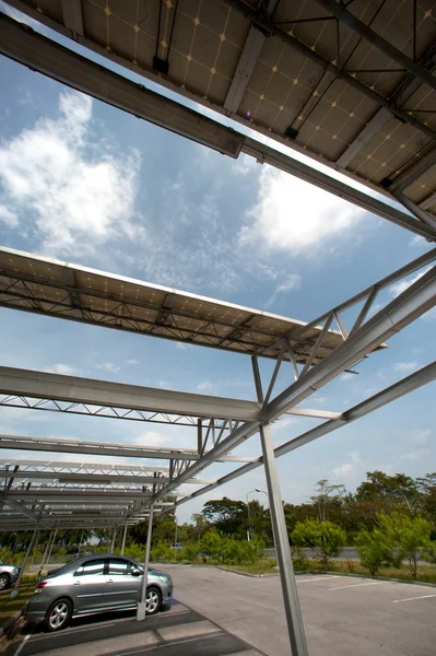 Célula solar en el techo del aparcamiento . —  Fotos de Stock